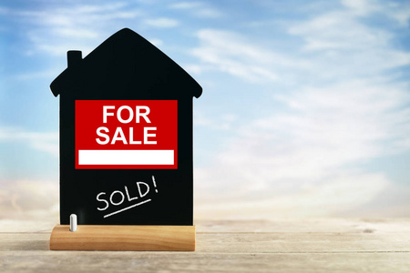 木質(zhì)背景上的銀色鑰匙與房屋頂部視圖符號(hào) 房地產(chǎn)廣告的視覺語(yǔ)言